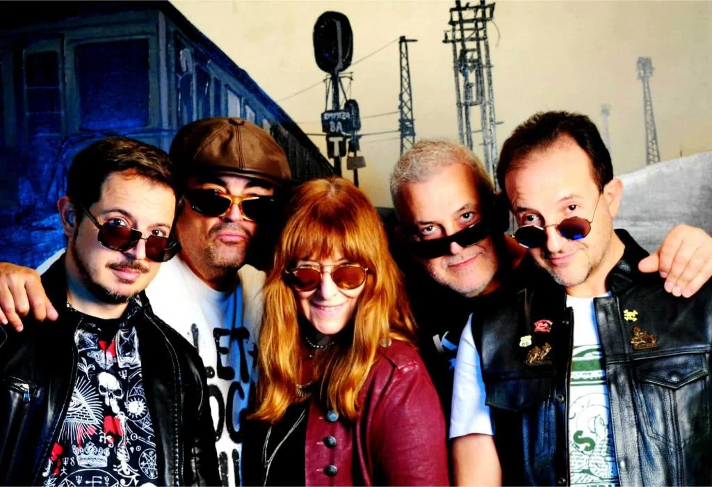 EnRockecidos: Dave cantante, chechu bateria, Natalia bajista, Ave guitarra principal, David guitarra ritmica