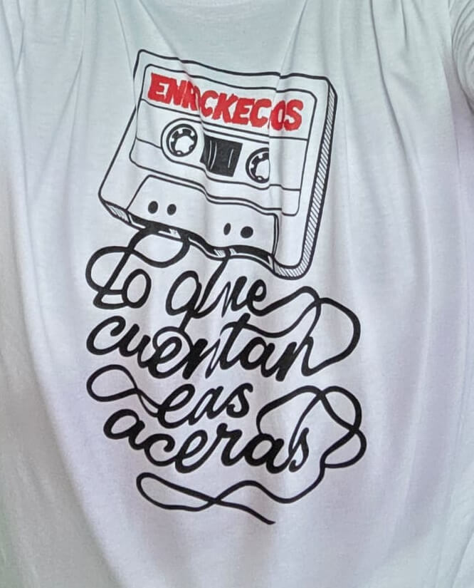 enrockecidos 2025 lo que cuentan las aceras camiseta blanca
