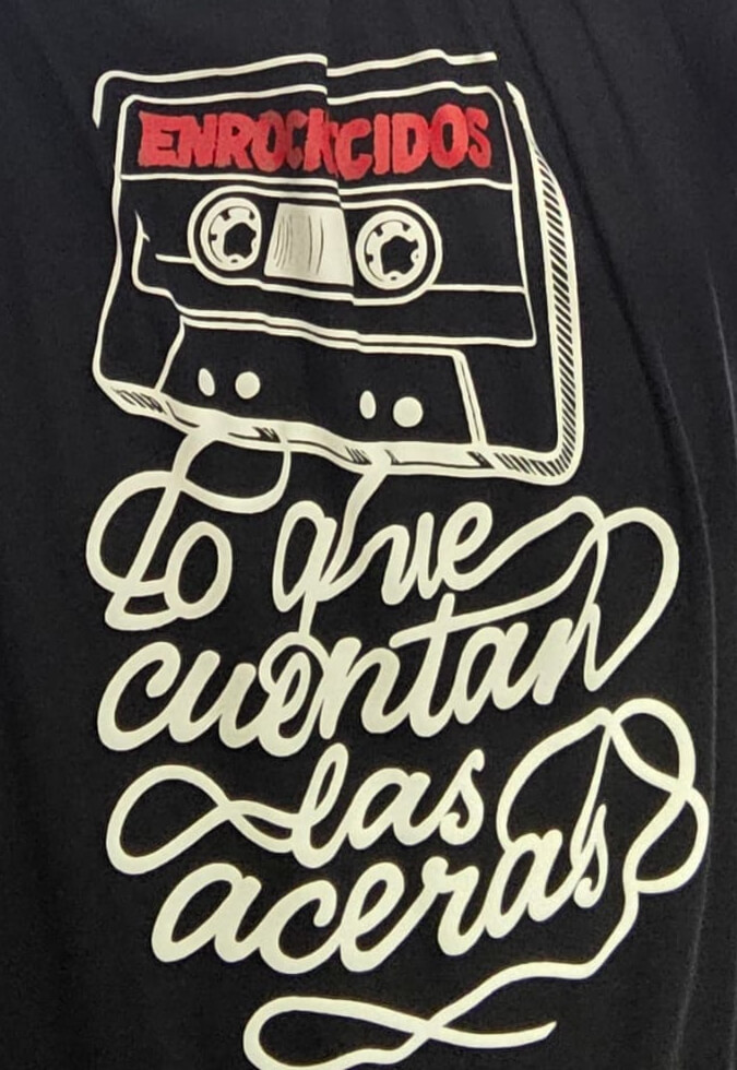 enrockecidos 2025 lo que cuentan las aceras camiseta negra